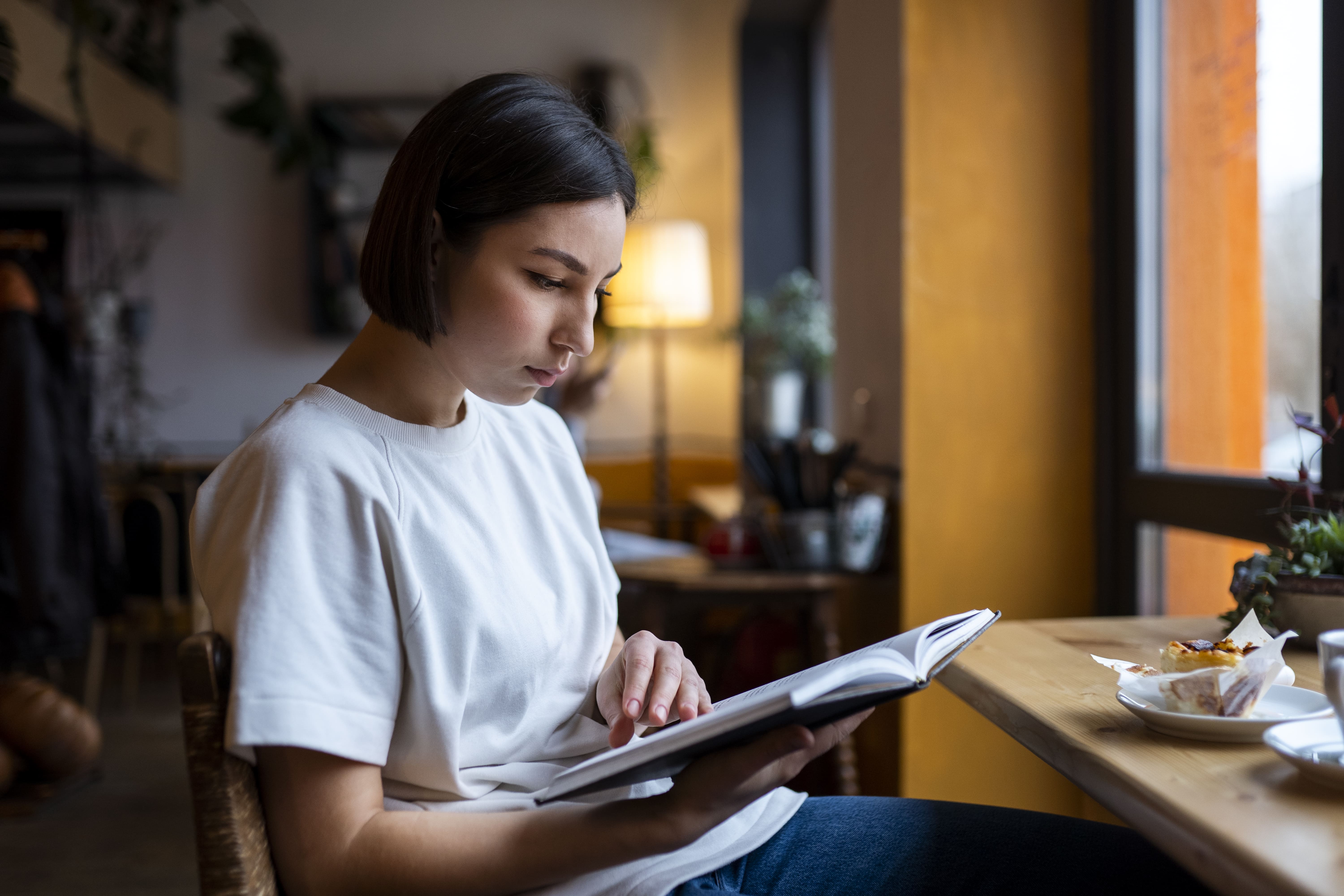 Dunia Imajinasi: Dampak Positif Membaca Buku Fiksi bagi Kesehatan Mental